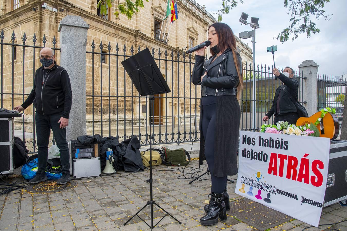 En imágenes, la protesta de los trabajadores del sector cultural en Sevilla