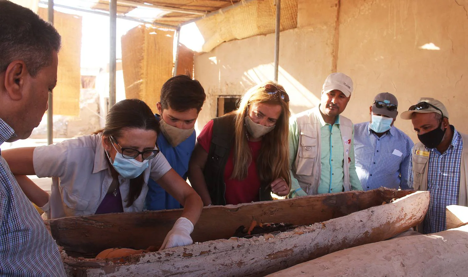 Myriam Seco y el co-director con varios miembros del equipo analizando un sarcófago descubierto el pasado lunes 16 de noviembre