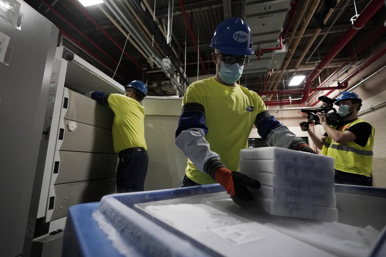 Camiones especiales refrigerados con hielo carbónico y escoltados por el Ejército las llevarán hasta los centros que participan en la campaña de vacunación. 