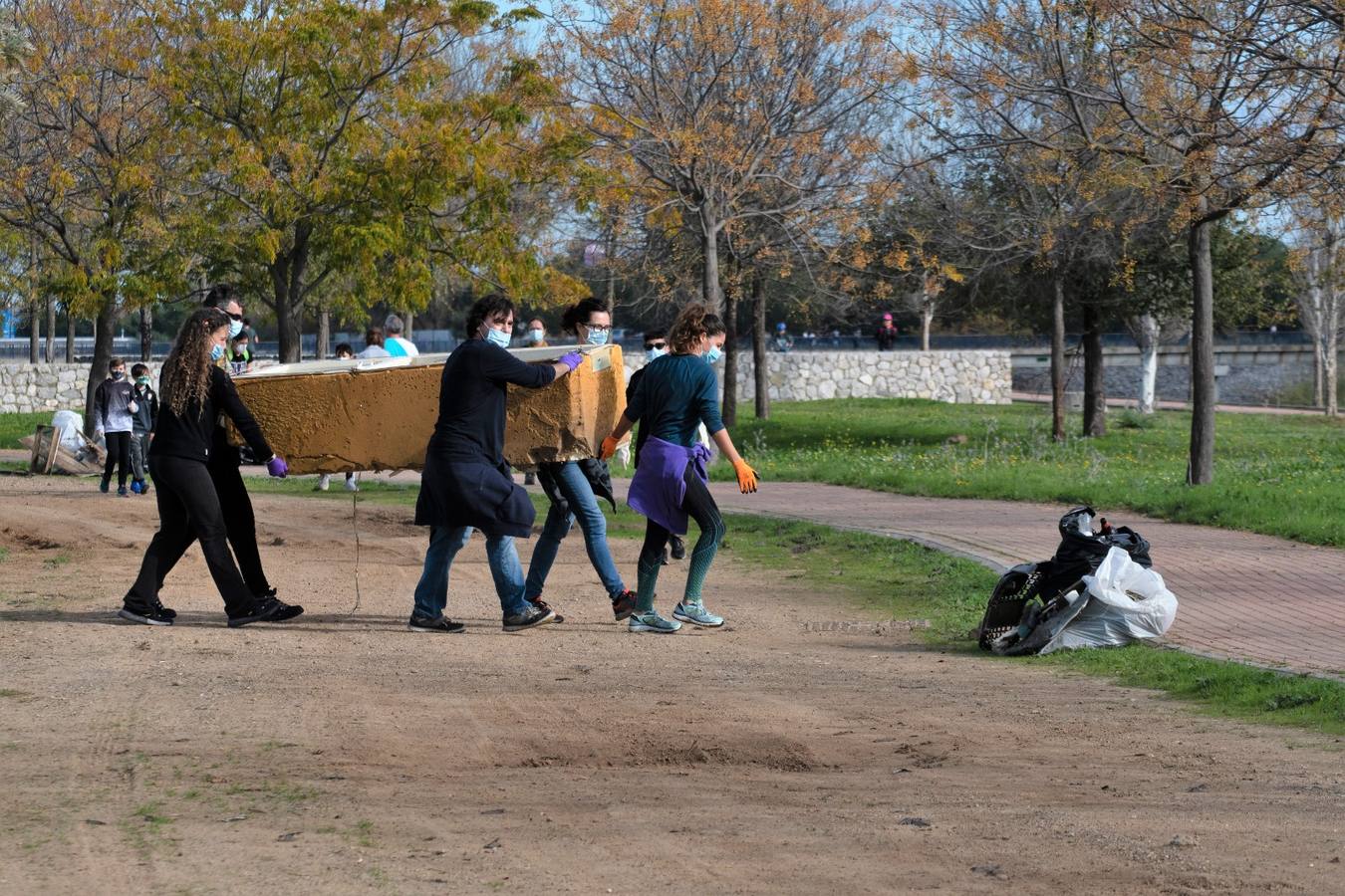 En imágenes, los vecinos de Bellavista limpian los alrededores del Cortijo de Cuarto