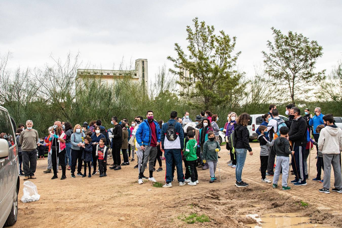 En imágenes, los vecinos de Bellavista limpian los alrededores del Cortijo de Cuarto