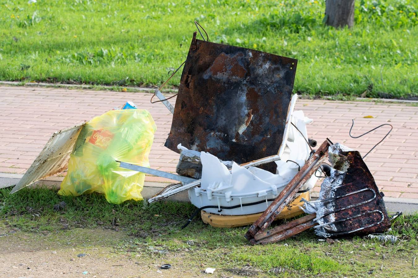 En imágenes, los vecinos de Bellavista limpian los alrededores del Cortijo de Cuarto