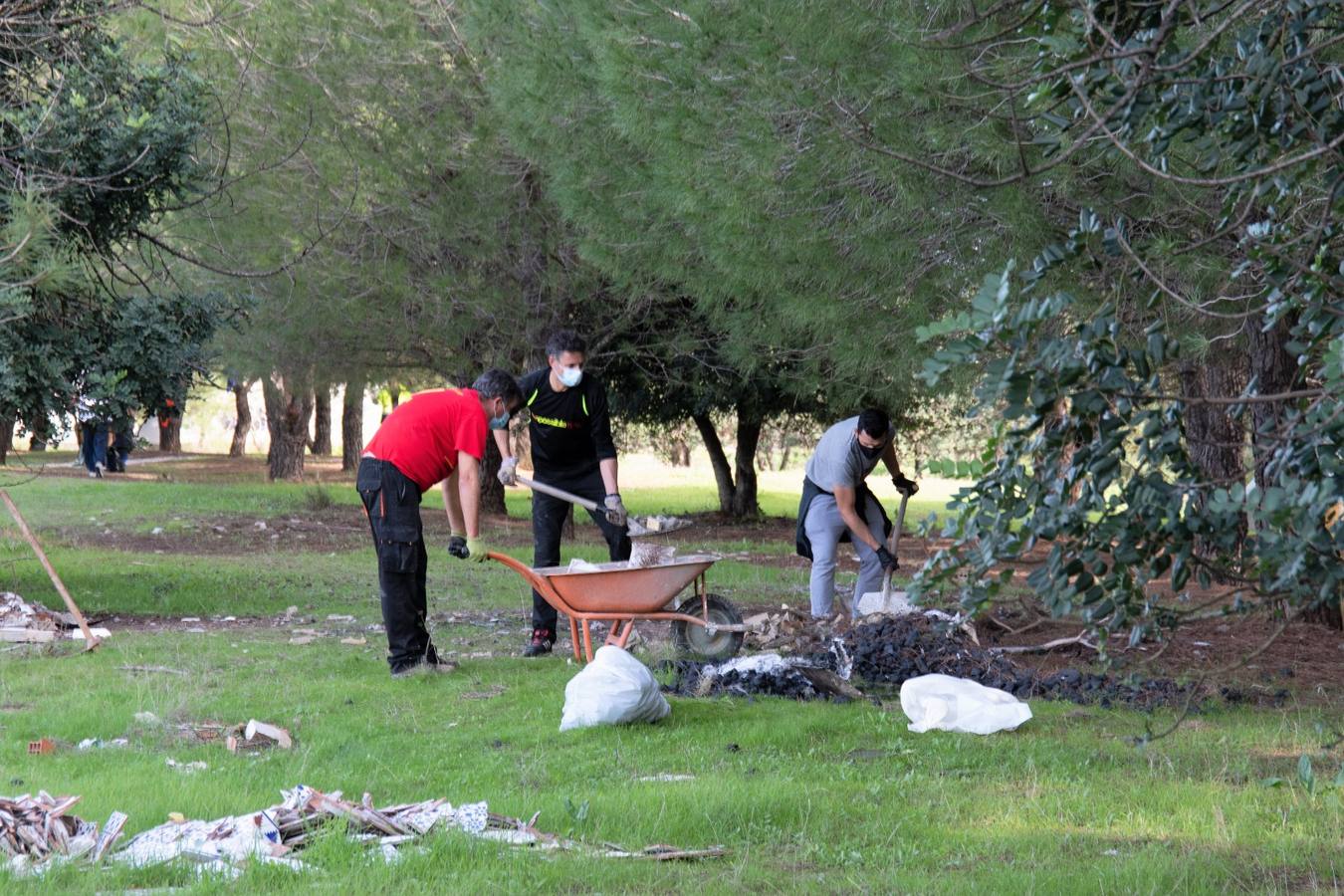 En imágenes, los vecinos de Bellavista limpian los alrededores del Cortijo de Cuarto