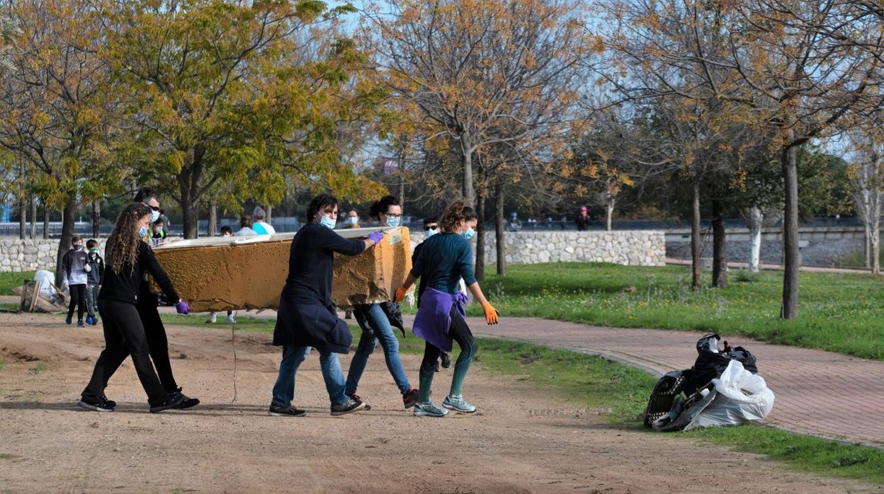 En imágenes, los vecinos de Bellavista limpian los alrededores del Cortijo de Cuarto