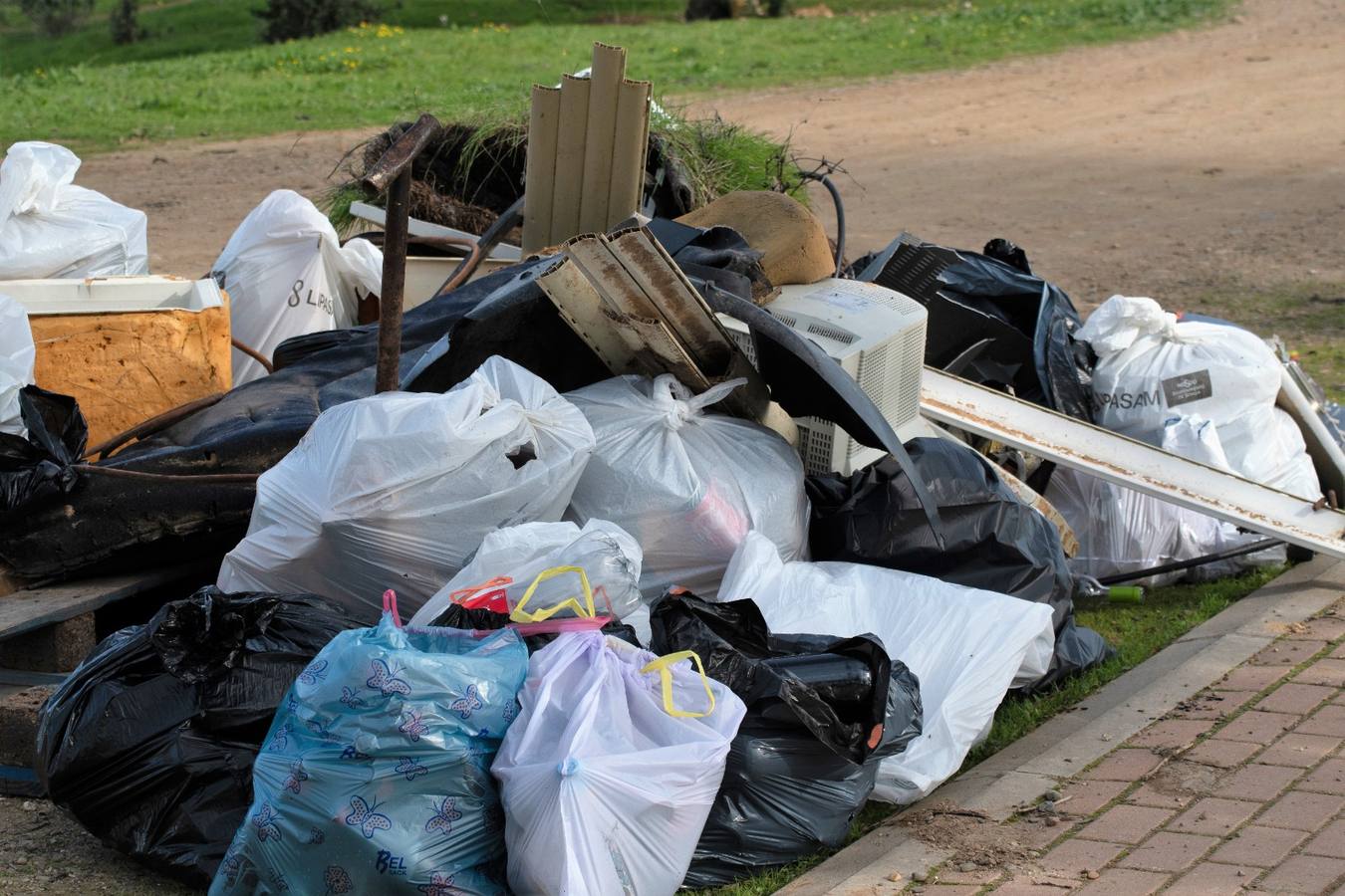 En imágenes, los vecinos de Bellavista limpian los alrededores del Cortijo de Cuarto