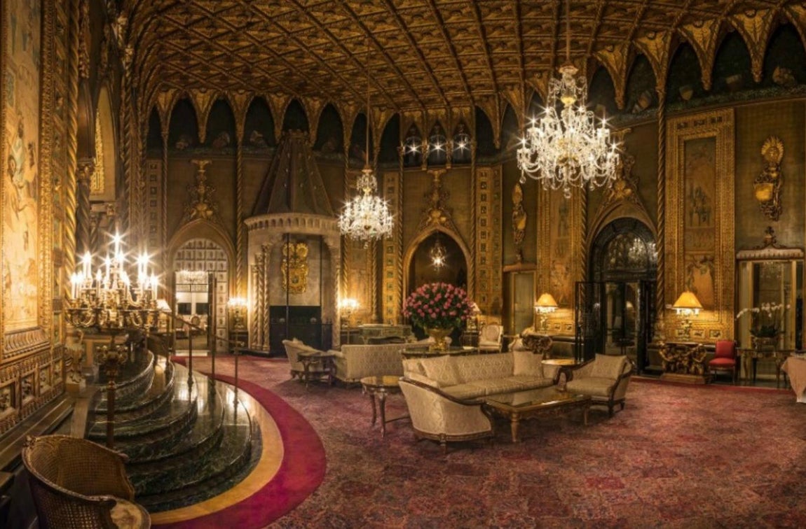 Mar-a-Lago, el nuevo hogar de Donald Trump. En cuanto al interior, la decoración toma como referencia el estilo francés, especialmente en los salones y comedores, donde no faltan las lámparas de araña, columnas de mármol y todo tipo de detalles en oro.