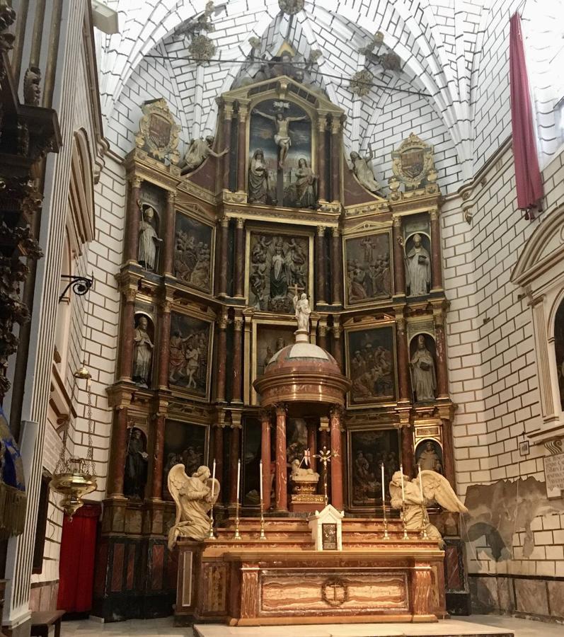 La visita solidaria al convento de San Clemente, en imágenes