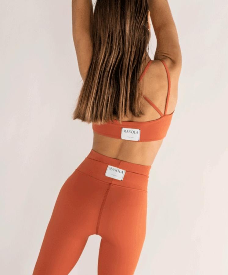 Para dar un capricho. Atelier Manola acaba de presentar su primera colección con artículos y servicios de ropa deportiva de lujo ecológicos que crean la mejor experiencia para usarlos. Leggings, tops y shorts es todo lo que necesitas para hacer deporte de forma cómoda. Puedes ver la colección <a href="https://themanola.com/" target="_blank">aquí</a>.