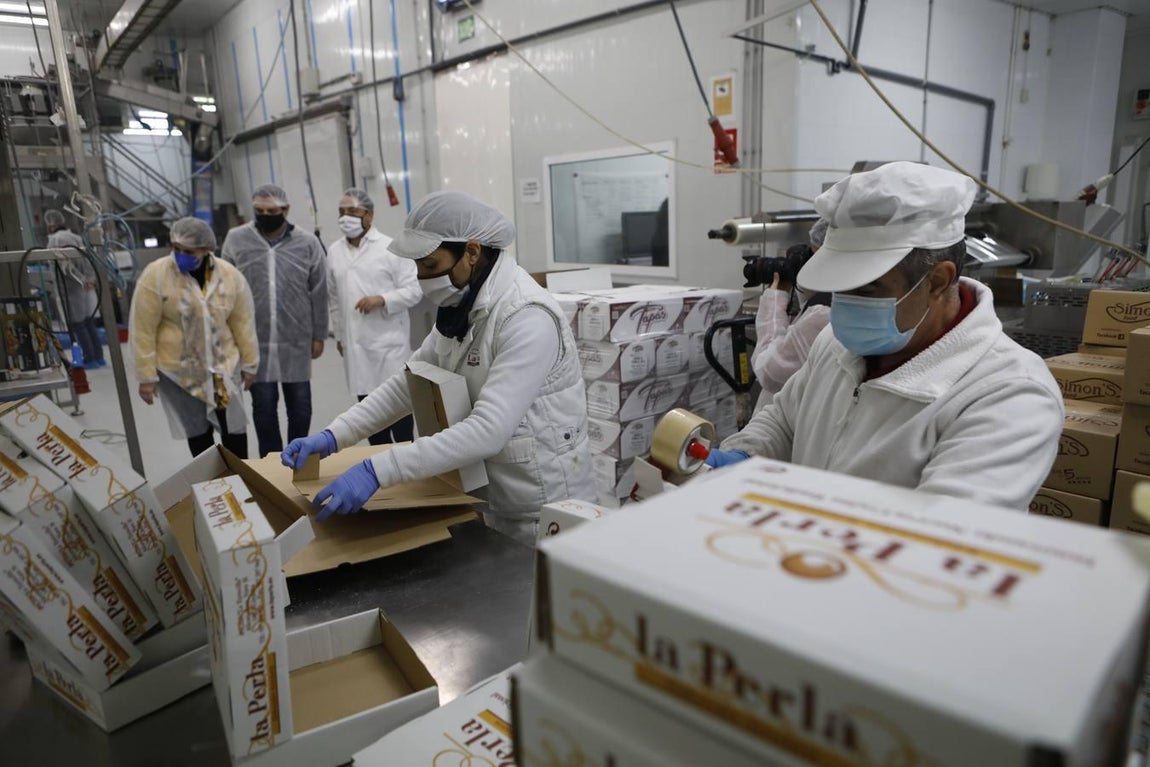 La visita de Bellido a La Perla de Córdoba, en imágenes