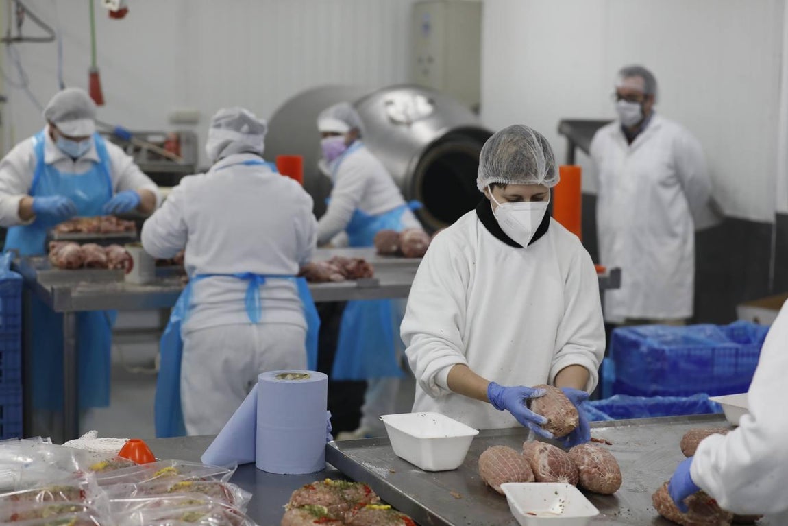 La visita de Bellido a La Perla de Córdoba, en imágenes