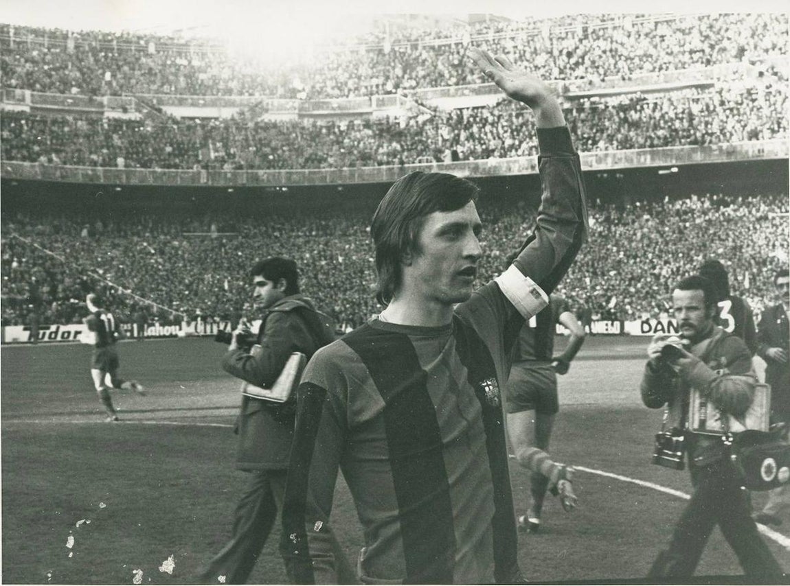Johan Cruyff. Considerado por la IFFHS como el mejor jugador de Europa​ y el segundo mejor jugador del siglo XX, Cruyff jugó, entre otros, en el Ajax de Ámsterdam y en el Barcelona, donde dejó una huella imborrable y perdurable en el tiempo, con un estilo de juego, el de ataque, que aún hoy pervive como santo y seña de ambas entidades. En su carrera conquistó tres Copas de Europa, entre otros títulos, y a nivel individual se alzó en tres ocasiones con el Balón de Oro. Fue el más famoso exponente de la filosofía de fútbol conocida como «fútbol total», desarrollada por Rinus Michels. Ocupa la delantera del tercer equipo Dream Team de «France Football».​