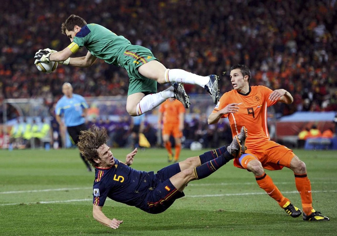 Íker Casillas. Casillas estaba entre los favoritos para ser el más votado y figurar así como el mejor portero de la historia, pero finalmente no apareció ni entre los tres porteros más aclamados, superado por Yashin, Buffon y Neuer. Sin embargo, para el recuerdo quedarán las paradas de «El Santo», las que protagonizó desde su debut a finales del siglo pasado hasta sus últimos partidos en 2019. A todos los éxitos con el Real Madrid cabría sumar su inmaculado palmarés con la selección española, capitán y pilar del combinado nacional que se asentó en la gloria desde 2008 hasta 2012. Su parada a Robben en la final del Mundial de Sudáfrica es historia del fútbol.