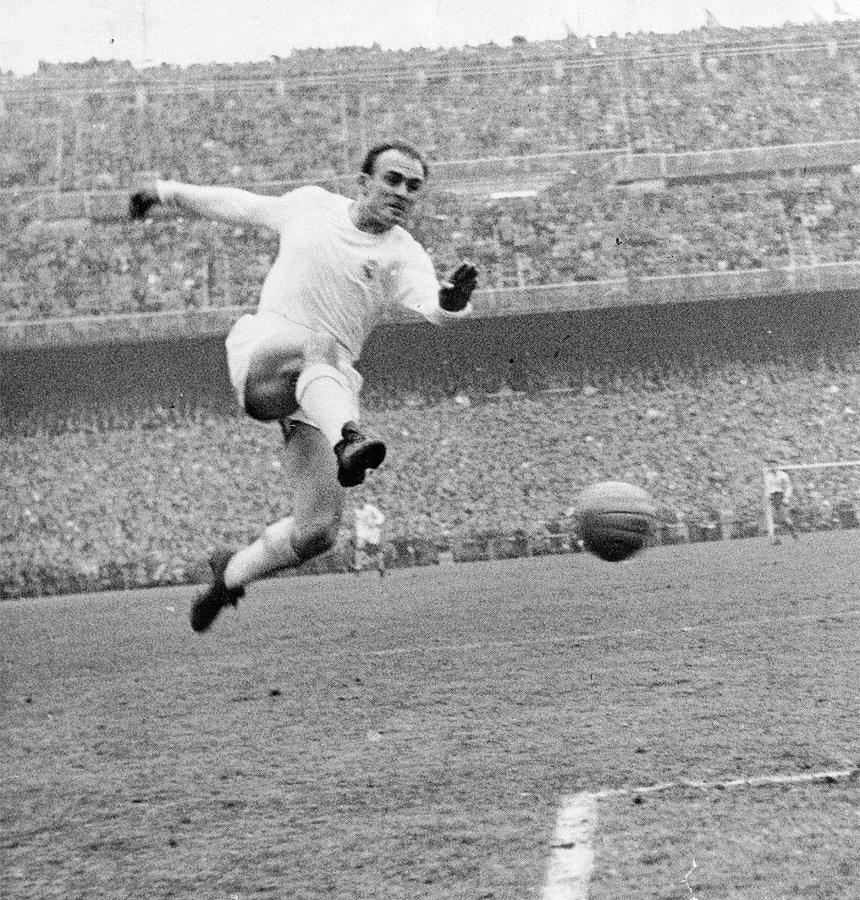 Alfredo Di Stéfano. Se trata, para muchos, del mejor jugador de todos los tiempos. Di Stéfano destacó por ser capaz de jugar en casi todas las partes del terreno de juego, considerado el «primer grande» de la historia del fútbol. La revista «France Football» le consideró el mejor de todos los ganadores del Balón de Oro hasta 1999, circunstancia por la que recibió el Super Balón de Oro, siendo el único futbolista de la historia en poseerlo. Es, además, una de las figuras más importantes, sino la que más, del Real Madrid, siendo integrante del «Madrid de las cinco Copas de Europa», señalado por la UEFA como uno de los mejores equipos de la historia. Está incluido en el segundo equipo de «France Football».​