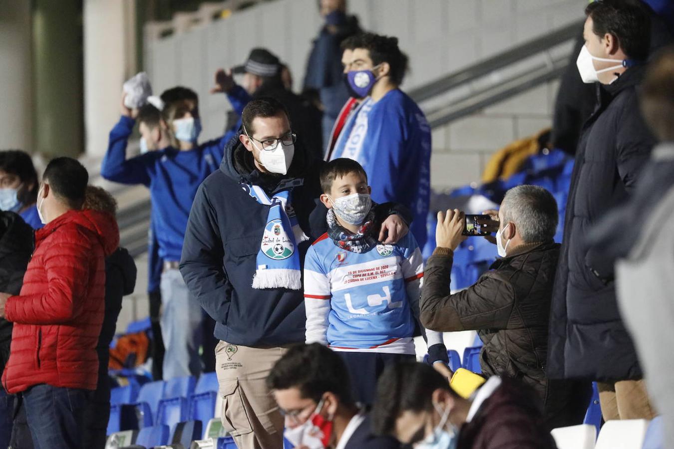 El ambientazo de la grada en el Ciudad de Lucena-Sevilla FC, en imágenes