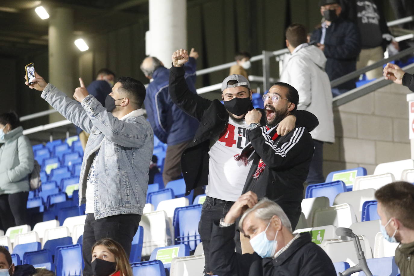 El ambientazo de la grada en el Ciudad de Lucena-Sevilla FC, en imágenes