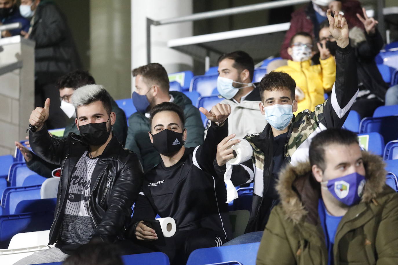 El ambientazo de la grada en el Ciudad de Lucena-Sevilla FC, en imágenes