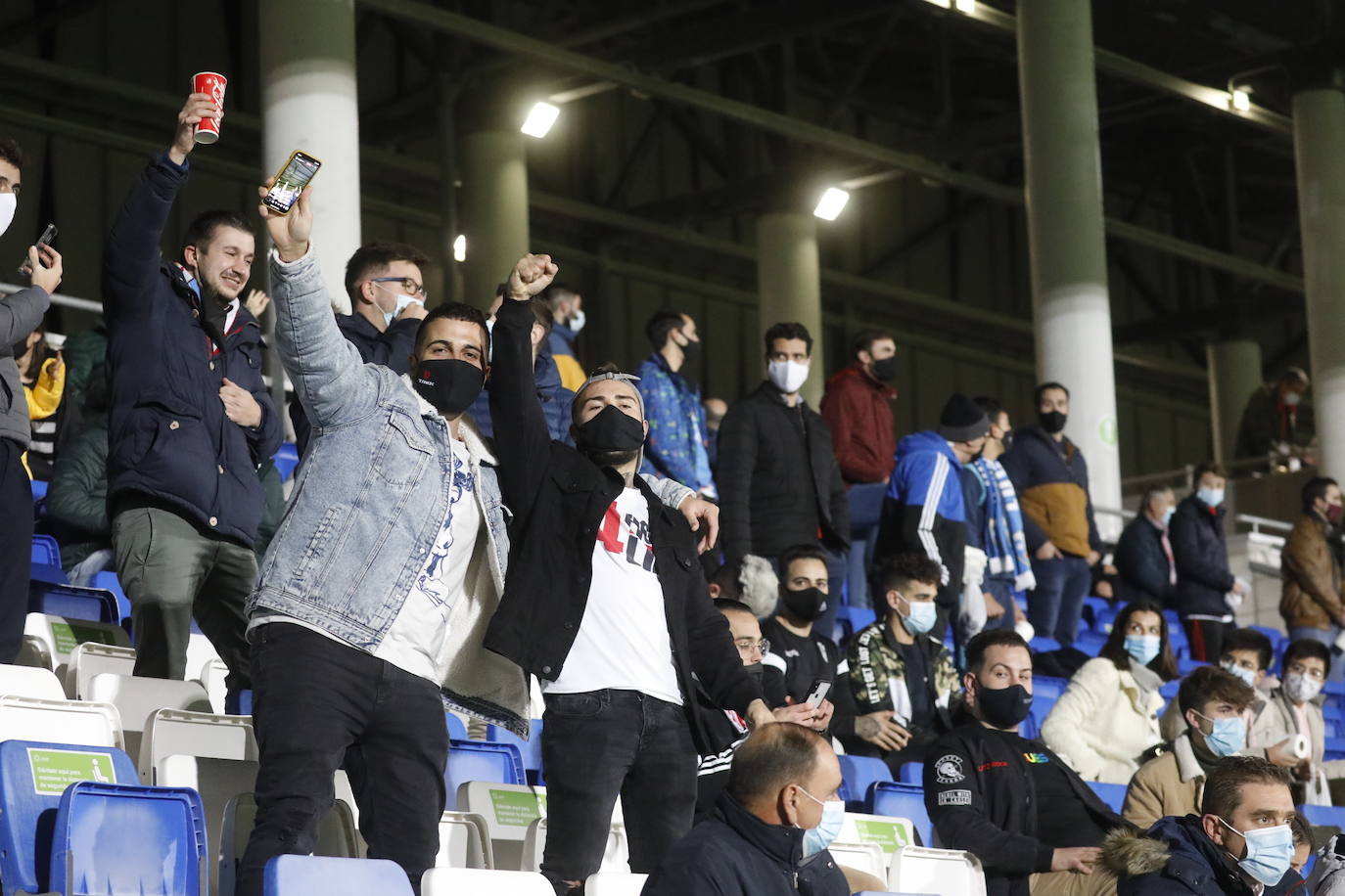 El ambientazo de la grada en el Ciudad de Lucena-Sevilla FC, en imágenes