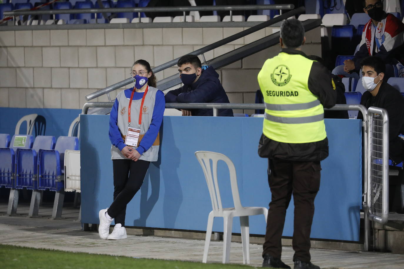 El ambientazo de la grada en el Ciudad de Lucena-Sevilla FC, en imágenes