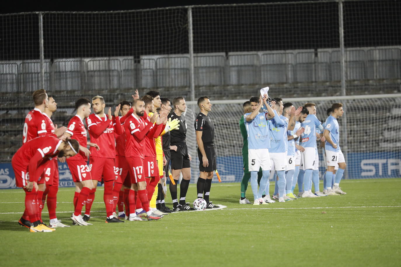 El ambientazo de la grada en el Ciudad de Lucena-Sevilla FC, en imágenes