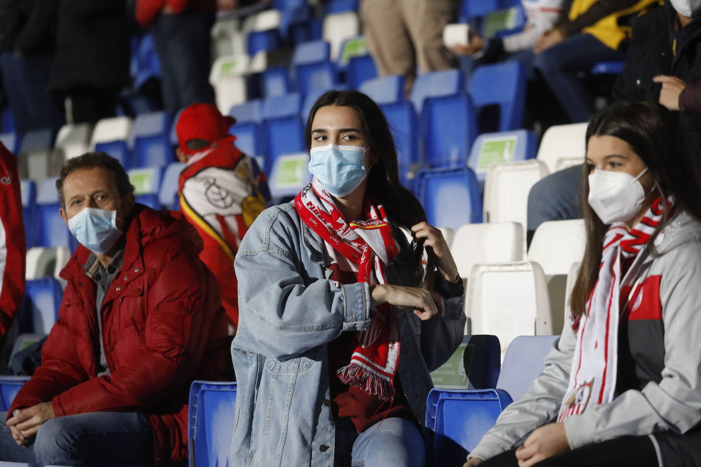 El ambientazo de la grada en el Ciudad de Lucena-Sevilla FC, en imágenes