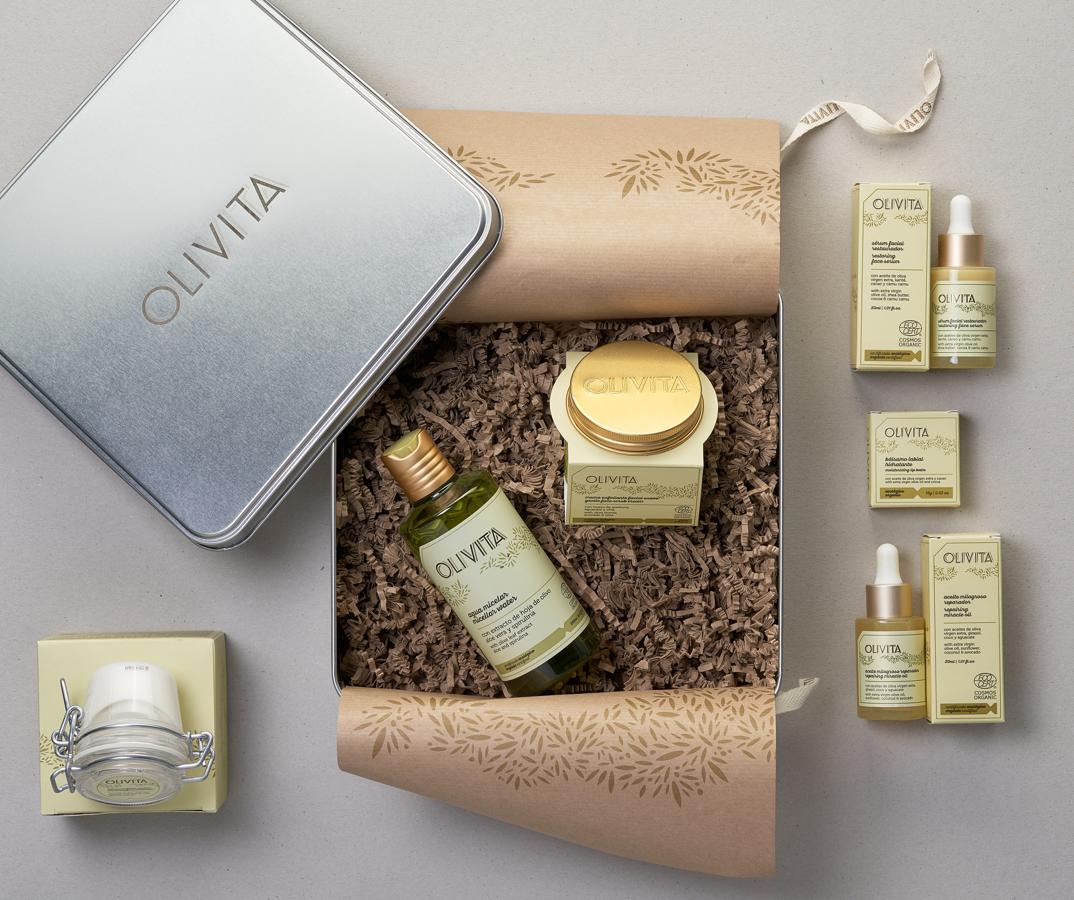 Box 'Olivita' de La Chinata. Esta caja reutilizable incluye una selección de la línea 'Olivita', de La Chinata. Incluye seis cosméticos para el rostro con envases reciclables, que abordan la hidratación y la limpieza diarias con camu camu, spirulina, karité o aguacate. Contiene agua micelar, crema exfoliante facial suave, sérum facial restaurandor, aceite milagroso reparador, hidratante facial nutritiva y bálsamo labial.