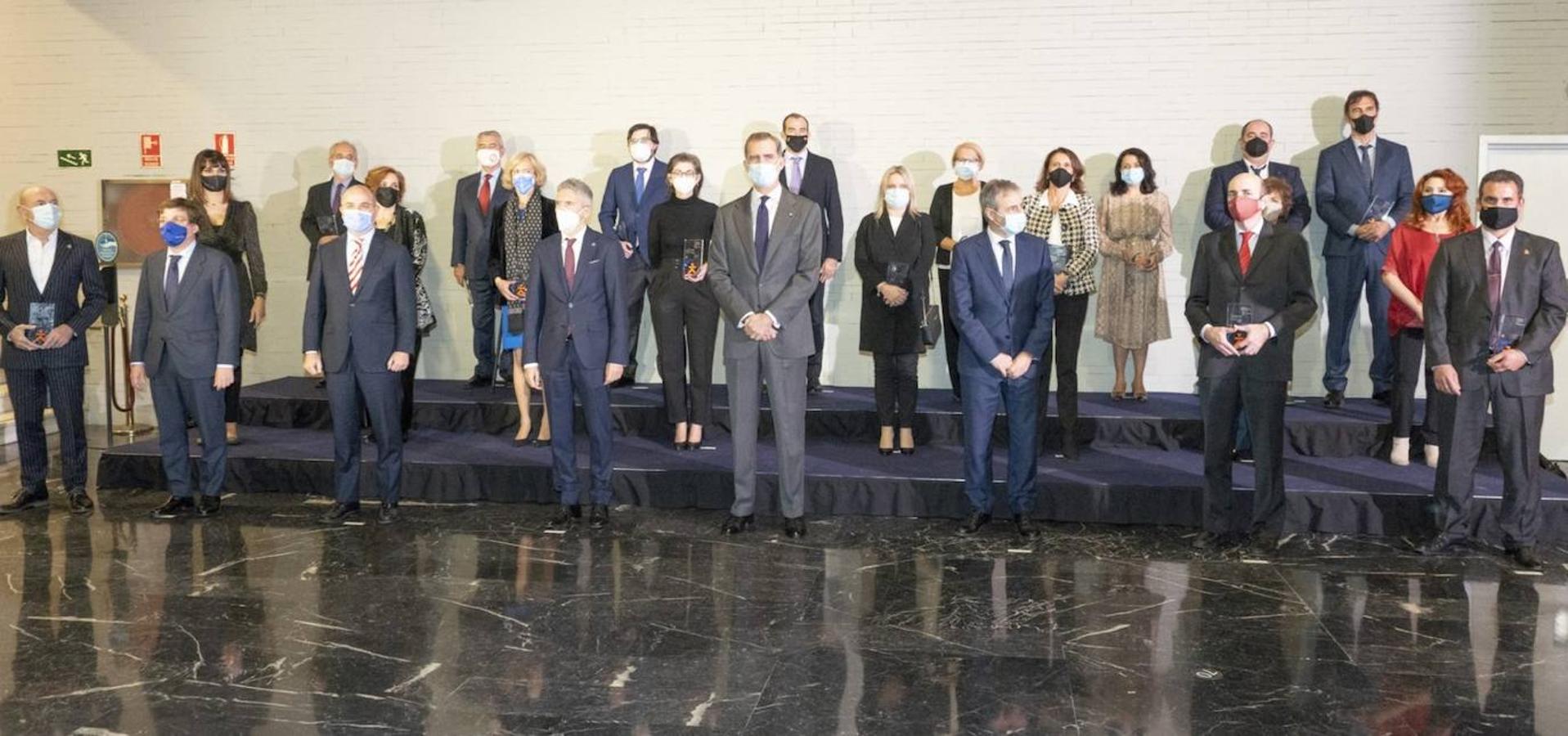 Foto de familia de los participantes. Entre los asistentes ya mencionados, se encontraban también el ministro de Interior, Fernando Grande-Marlaska, y el alcalde de Madrid, José Luis Martínez-Almeida; ambos en primera fila.