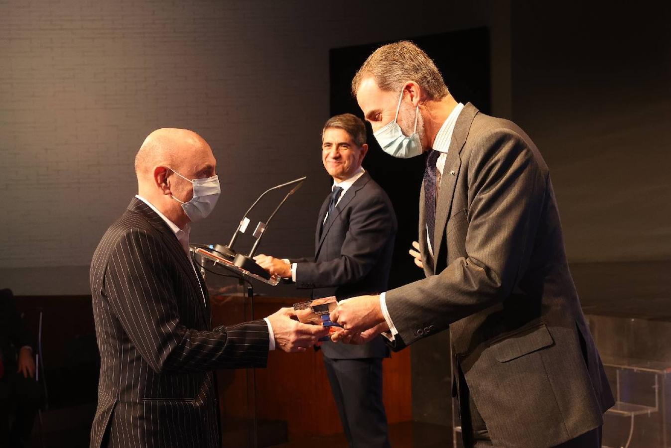 Don Felipe entregando el premio Adolfo Suárez al cineasta Iñaki Arteta. El Premio a la Defensa de los Derechos Humanos ha sido entregado por su Majestad al cineasta Iñaki Arteta «por su relevante contribución y proximidad al colectivo de víctimas del terrorismo a través de sus documentales».