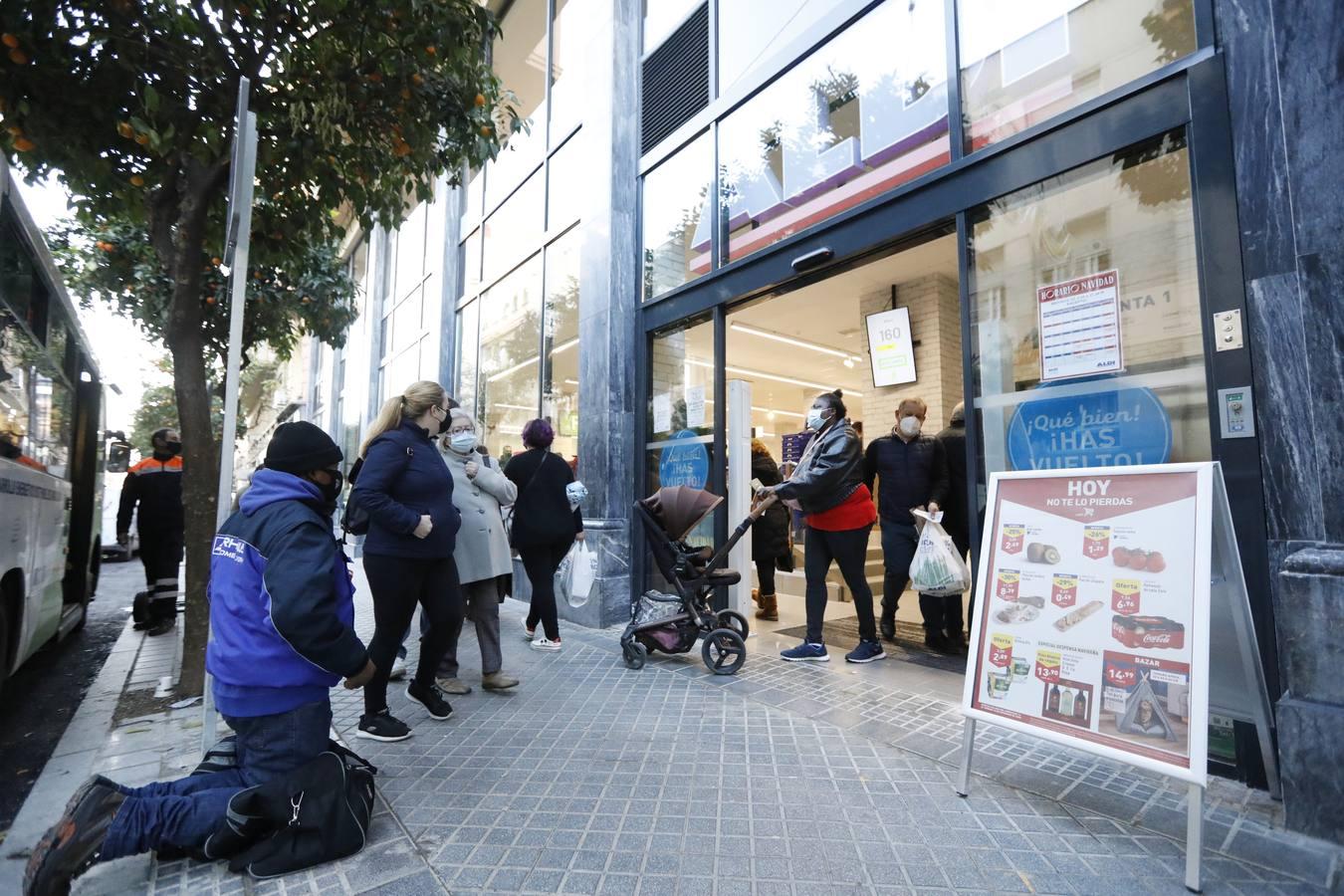 El primer día del Aldi del centro de Córdoba, en imágenes