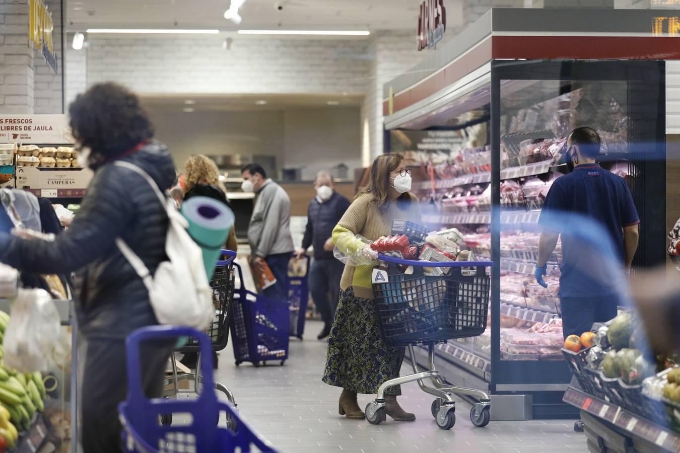 El primer día del Aldi del centro de Córdoba, en imágenes