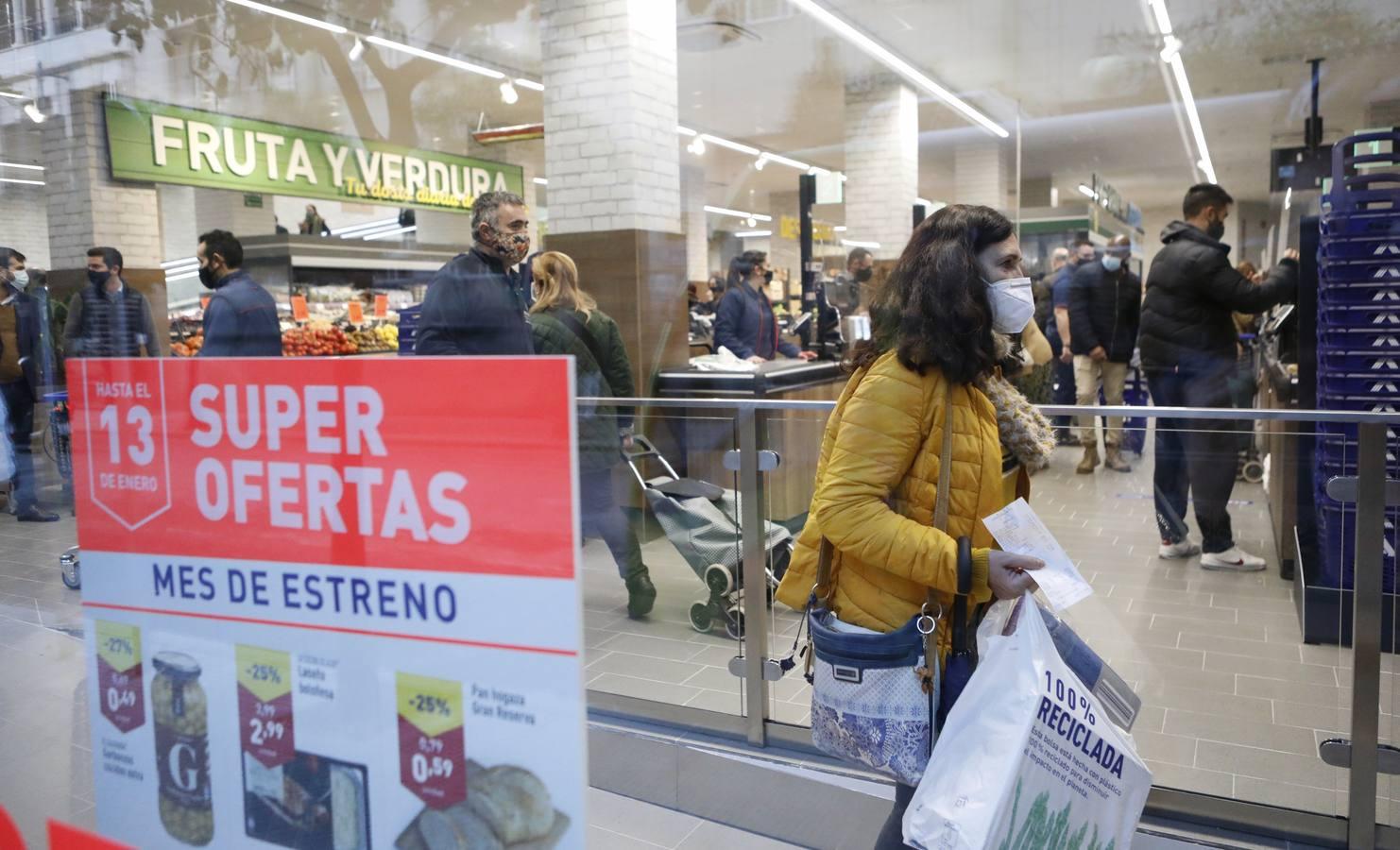 El primer día del Aldi del centro de Córdoba, en imágenes