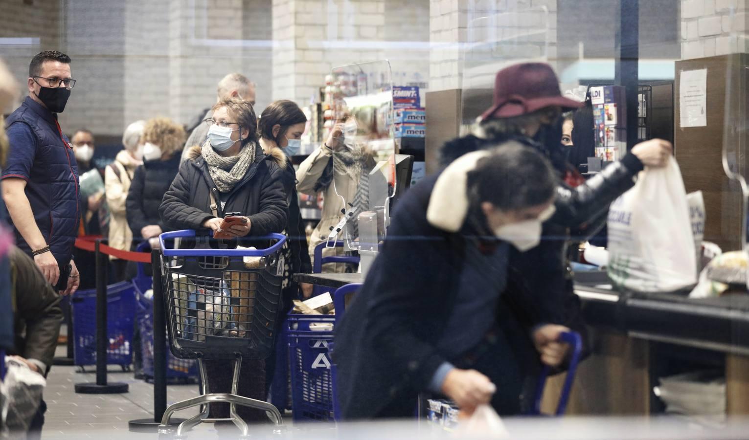 El primer día del Aldi del centro de Córdoba, en imágenes