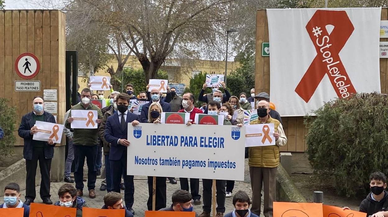 Concentración contra la ley Celáa en el Colegio Altair