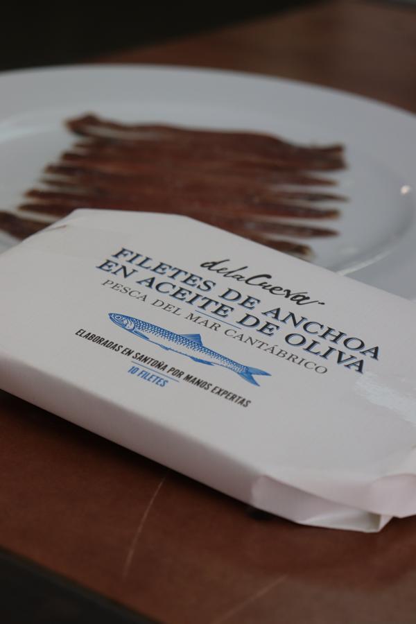 Para los que disfrutan de los productos del mar. Las anchoas De la Cueva, envasadas en aceite de oliva suave, se presentan en una lata de 10 filetes, con un packaging de estilo clásico desarrollado por la agencia de diseño Getting Better, artífice de la imagen de marca de todo el proyecto. Es posible adquirirlas a través de la página web www.pdelacueva.com , con envíos a toda España (excepto Canarias) y a la Unión Europea.