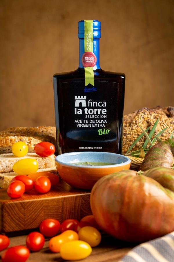 Para los que saben que el aceite de oliva es oro. El AOVE Hojiblanca de Finca La Torre es la estrella de la casa. Procedente de olivos de entre 100 y 130 años de edad, ofrece una gran complejidad y armonía tanto en nariz como en boca. Su aroma es afrutado e intenso, con recuerdos a hierba recién cortada, hoja de olivo y tomatera, mientras que en boca se percibe un ligero amargor a la entrada y un picor progresivo, persistente y equilibrado con toques de almendra verde, manzana y cáscara de plátano.