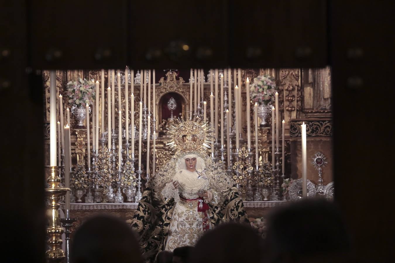 En imágenes, «besamanos» de la Esperanza de Triana