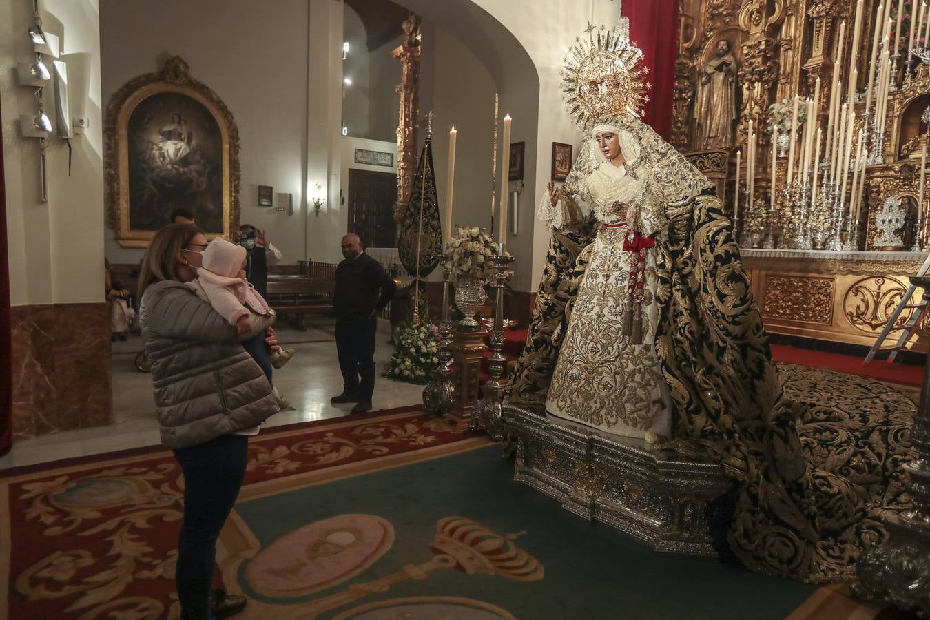 En imágenes, «besamanos» de la Esperanza de Triana