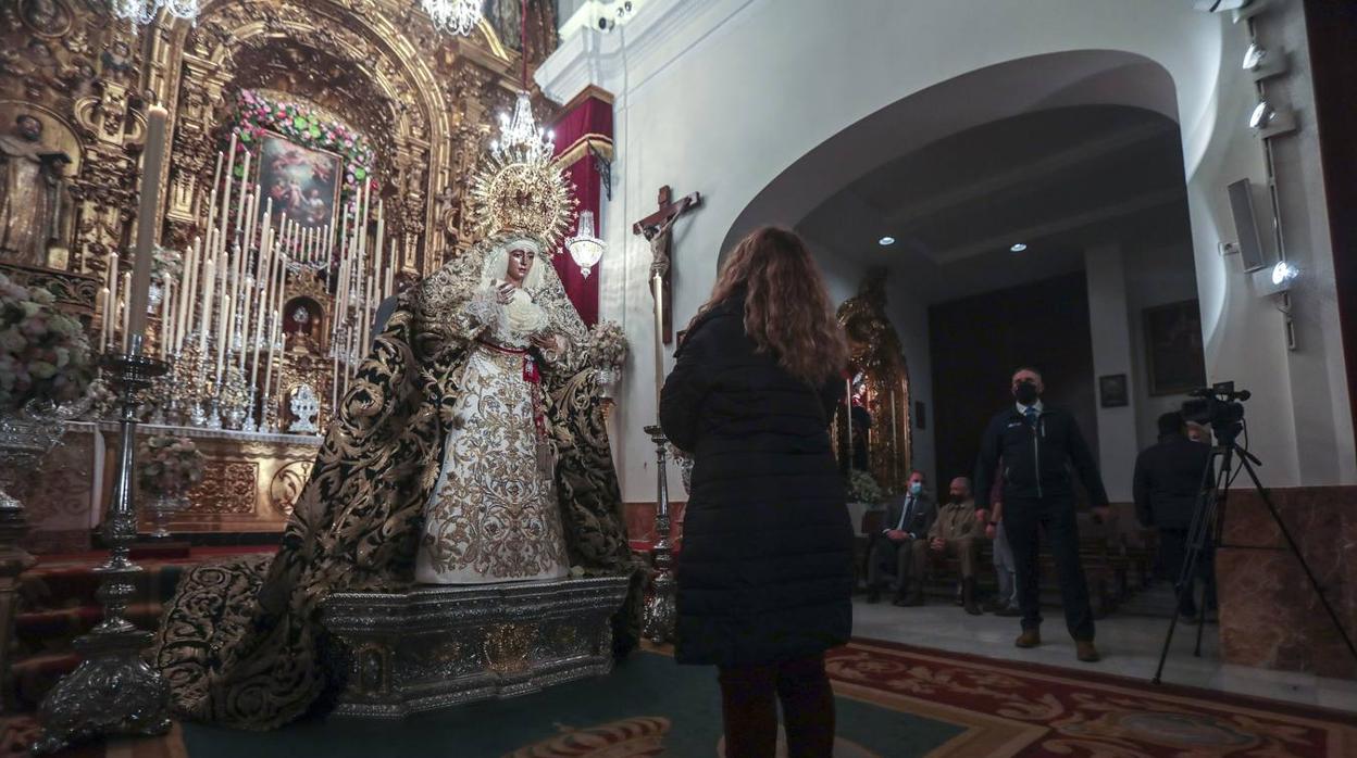 En imágenes, «besamanos» de la Esperanza de Triana