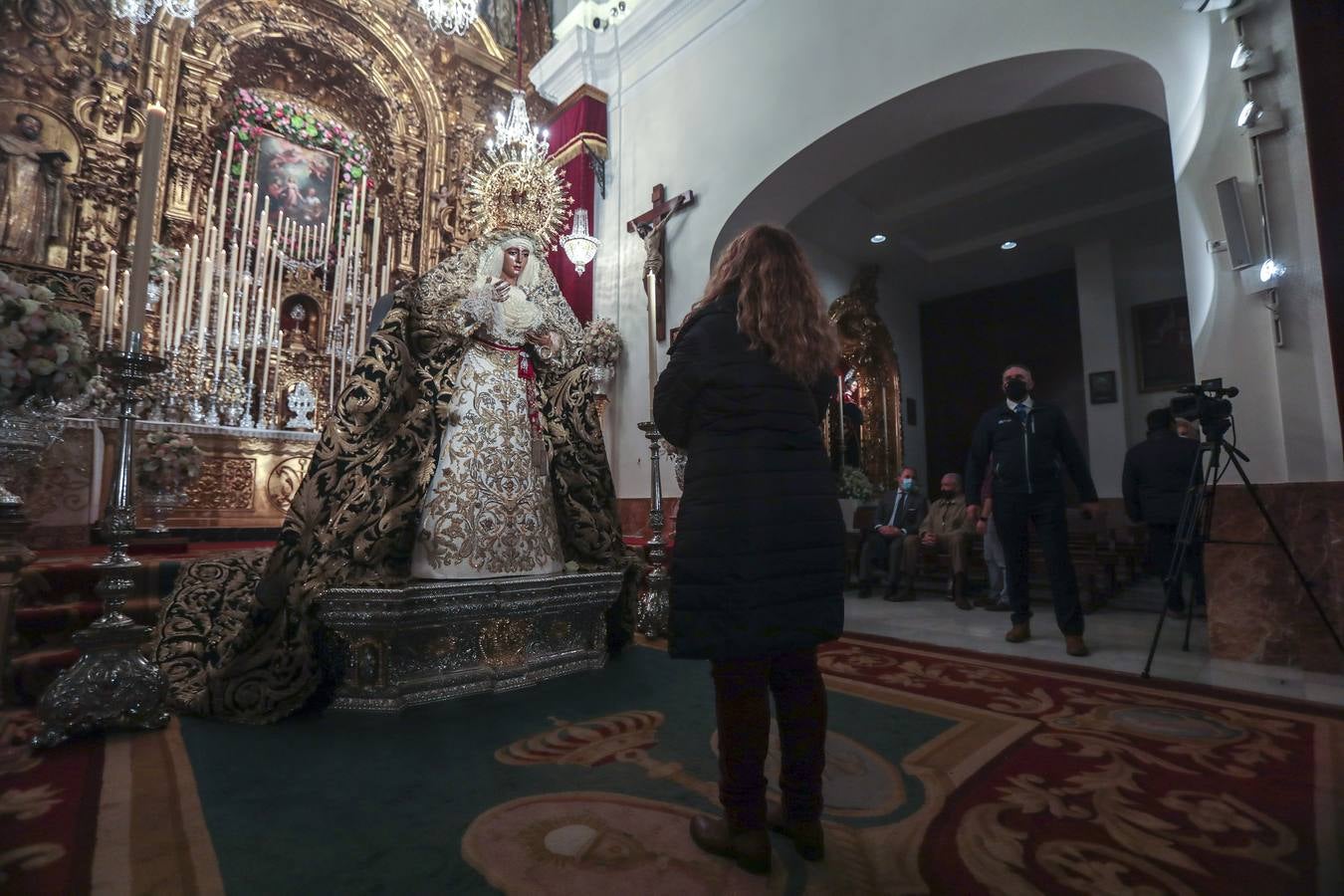 En imágenes, «besamanos» de la Esperanza de Triana