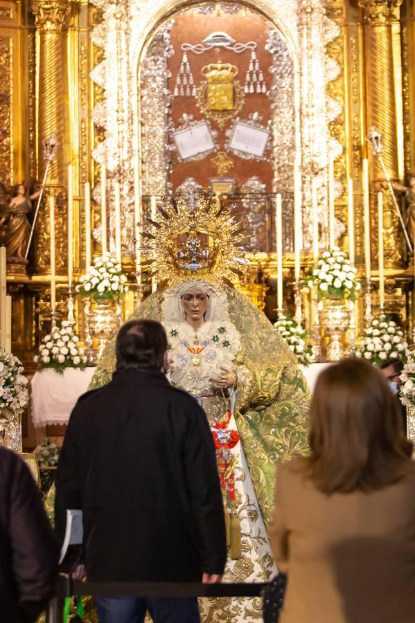 En imágenes, «besamanos» de la Esperanza Macarena