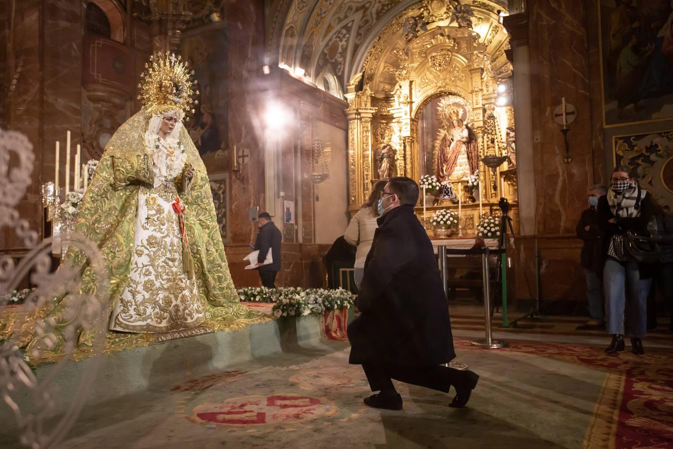 En imágenes, «besamanos» de la Esperanza Macarena