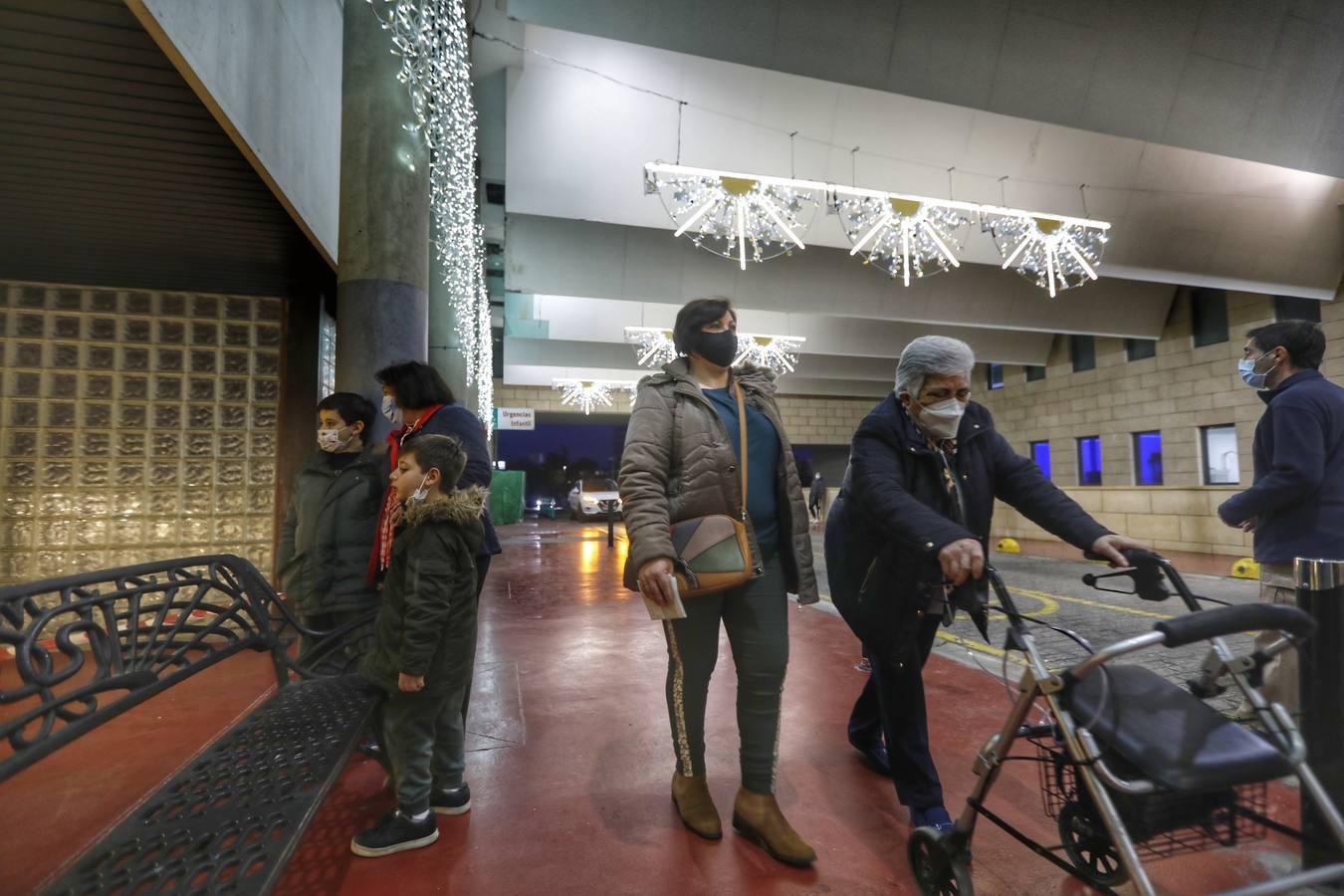 Las luces de Navidad llegan al hospital Reina Sofía de Córdoba