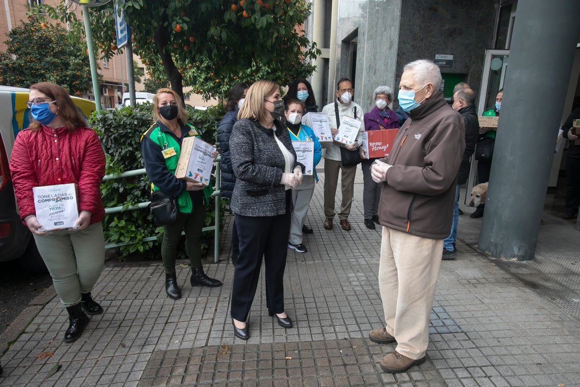 La donación de la ONCE al Banco de Alimentos, en imágenes