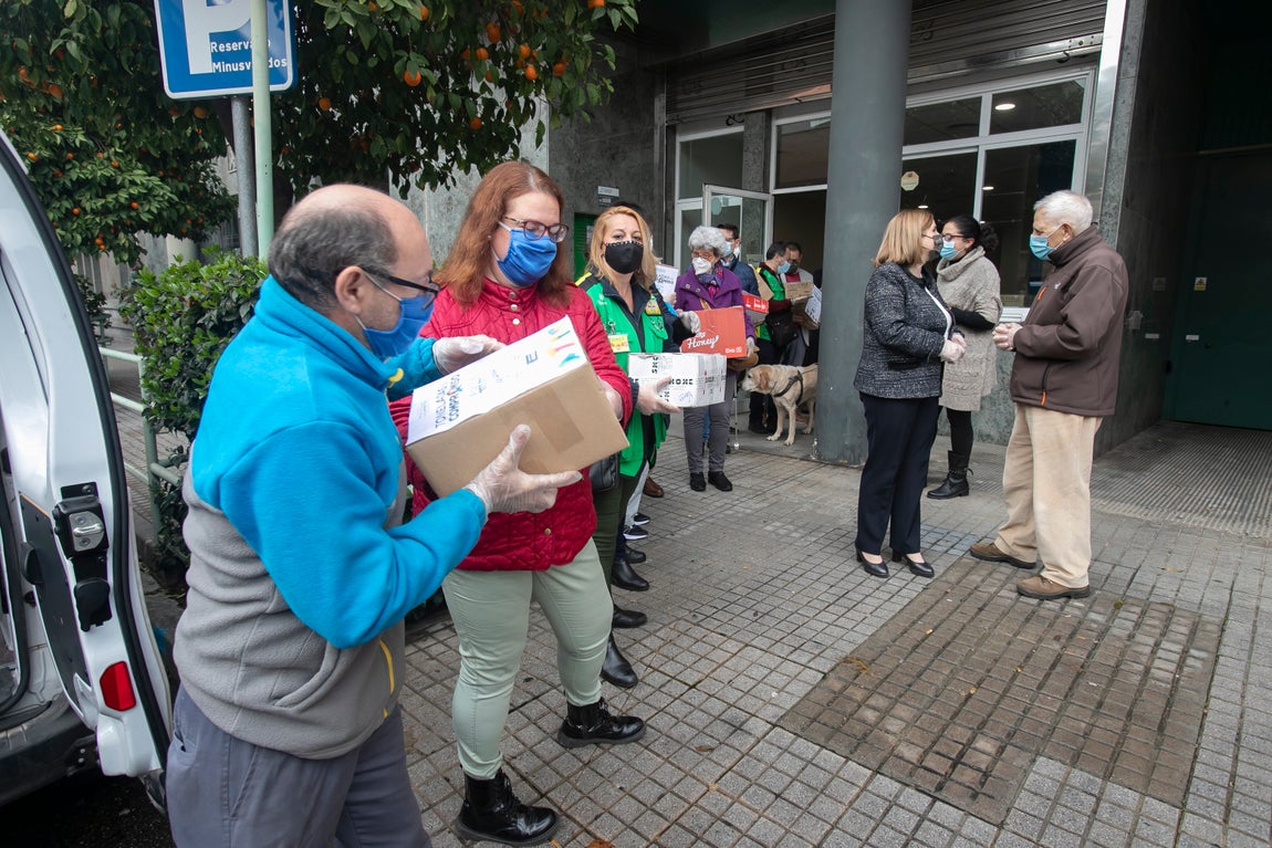La donación de la ONCE al Banco de Alimentos, en imágenes