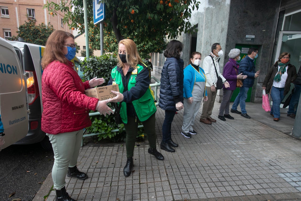 La donación de la ONCE al Banco de Alimentos, en imágenes