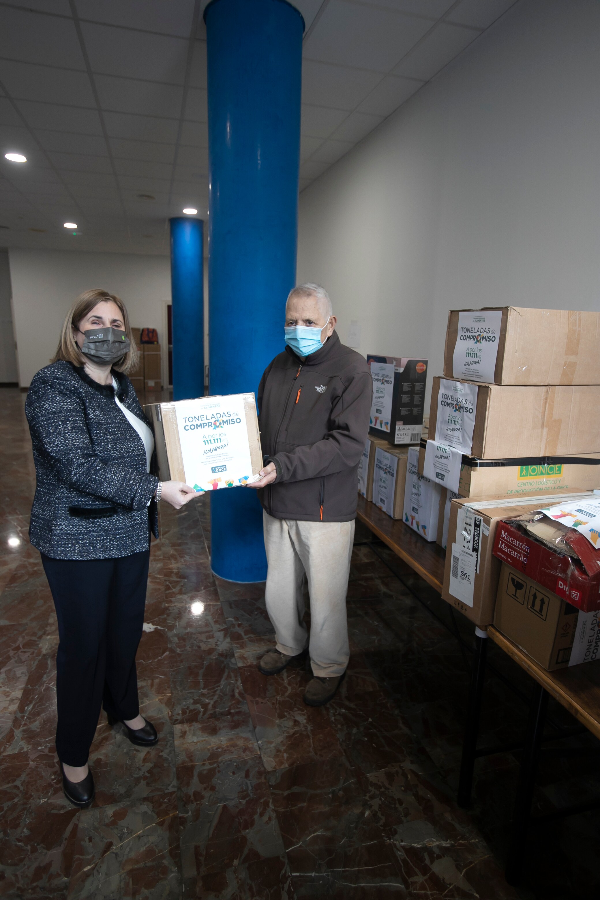 La donación de la ONCE al Banco de Alimentos, en imágenes