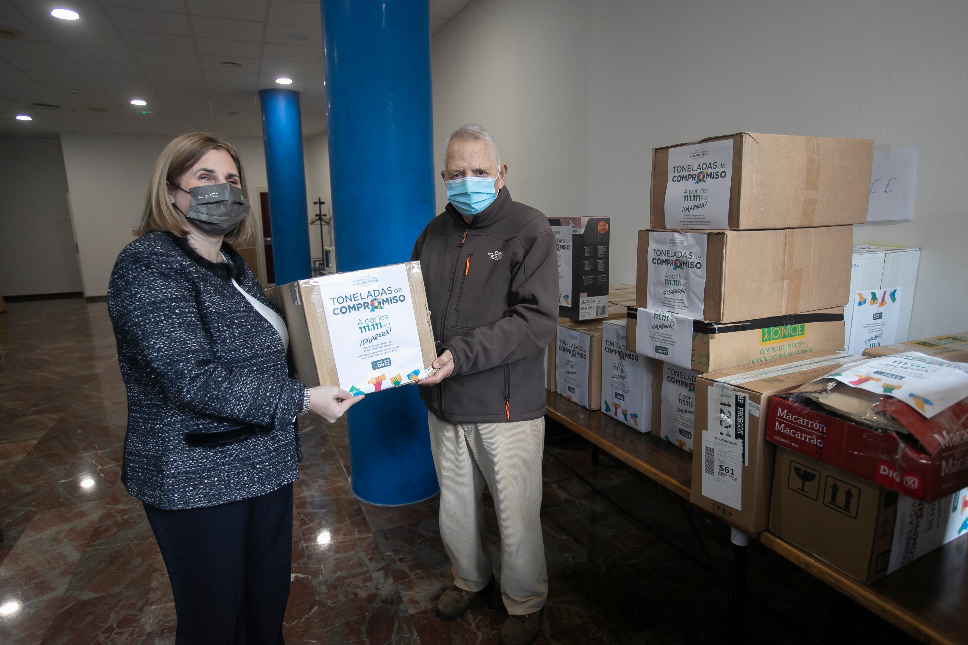 La donación de la ONCE al Banco de Alimentos, en imágenes