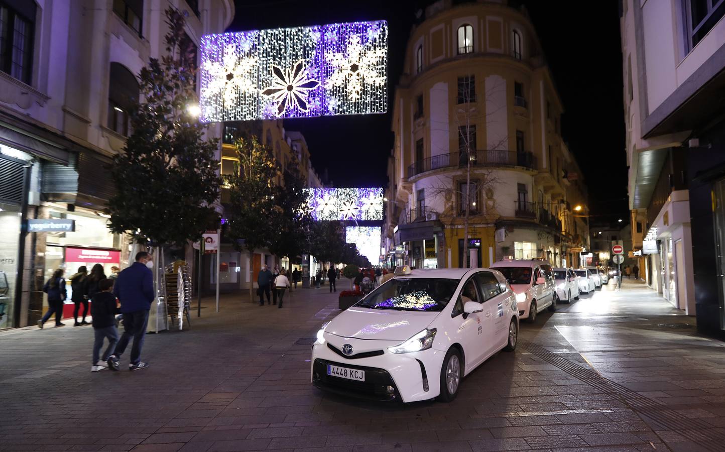 El paseo de los taxistas a los mayores de Alcolea por las luces de Navidad de Córdoba, en imágenes