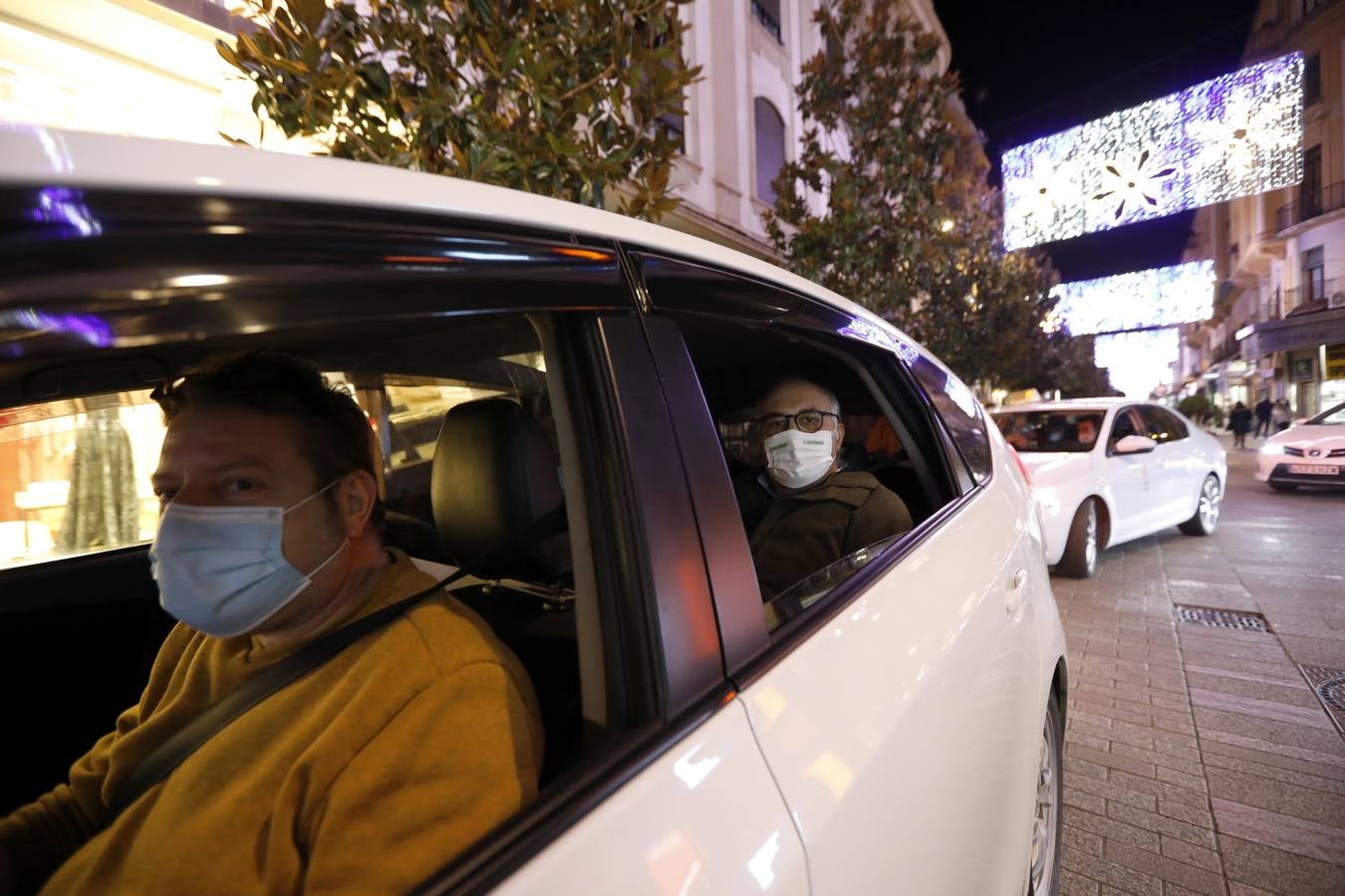 El paseo de los taxistas a los mayores de Alcolea por las luces de Navidad de Córdoba, en imágenes