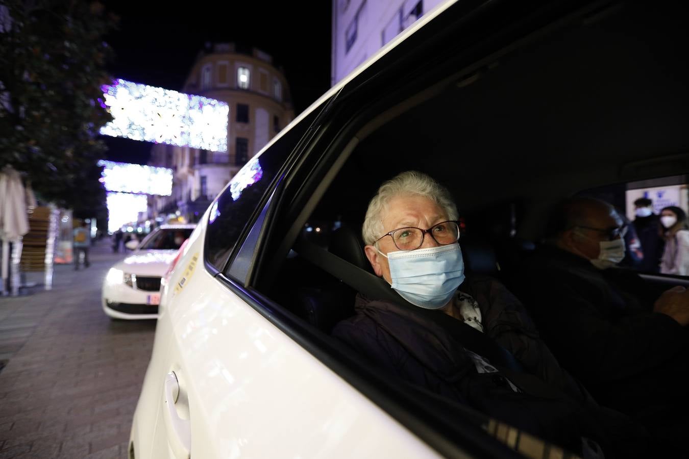 El paseo de los taxistas a los mayores de Alcolea por las luces de Navidad de Córdoba, en imágenes