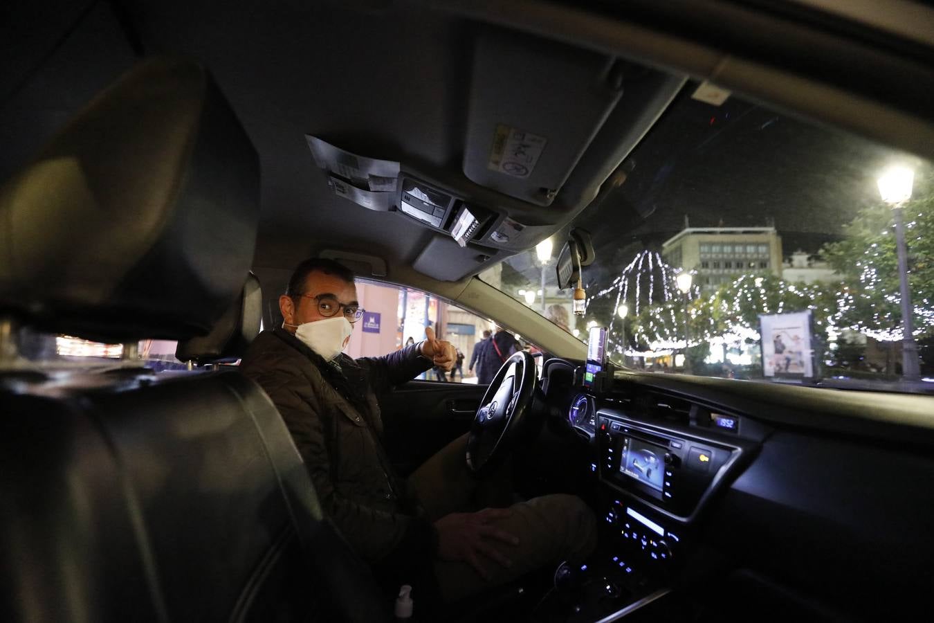 El paseo de los taxistas a los mayores de Alcolea por las luces de Navidad de Córdoba, en imágenes